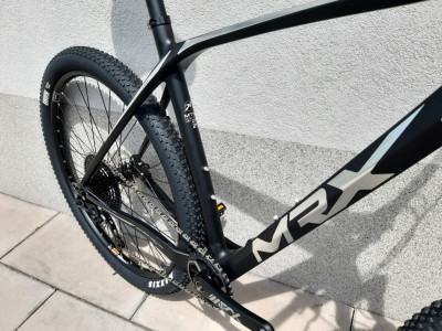 Horské jízdní kolo MRX ELITE 29 Carbon 1x11 2023 černá-stříbrná